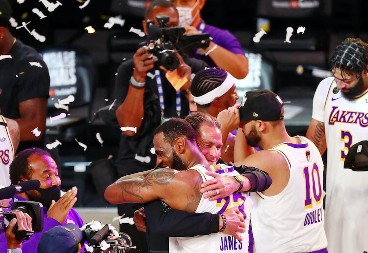 အဲလ်အေလိတ်ကာစ်နဲ့ အန်ဘီအေ ချန်ပီယံဆုကို ၃ ကြိမ် မြောက် ရရှိခဲ့တာလည်း ဖြစ်ပါတယ်။