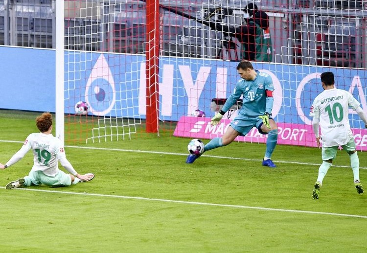 Neuer sukses selamatkan gawangnya di penghujung laga di pekan ke-8 Bundesliga