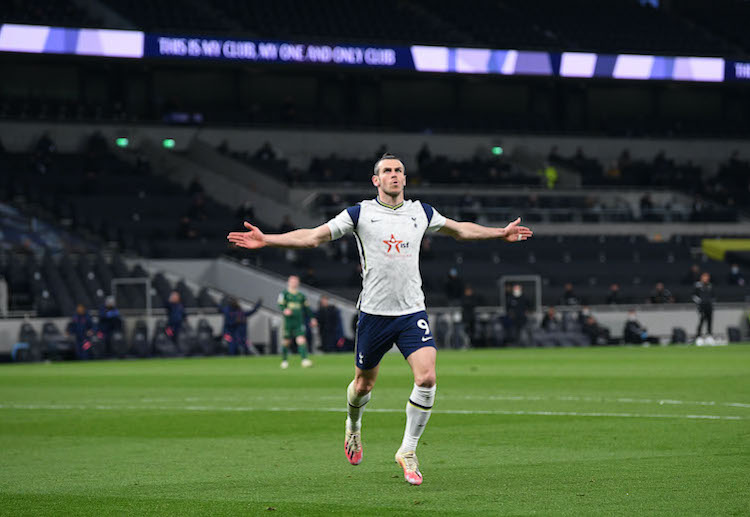 Premier League: Sau khi hoàn tất cú hat-trick, Gareth Bale rời sân, nhường sân khấu lại cho Son Heung Min.