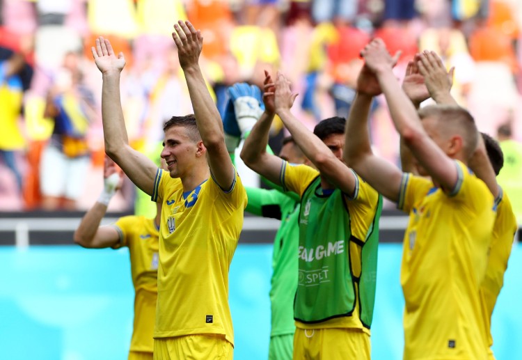 乌克兰 雅莫伦科 正在试图粉碎对手防守