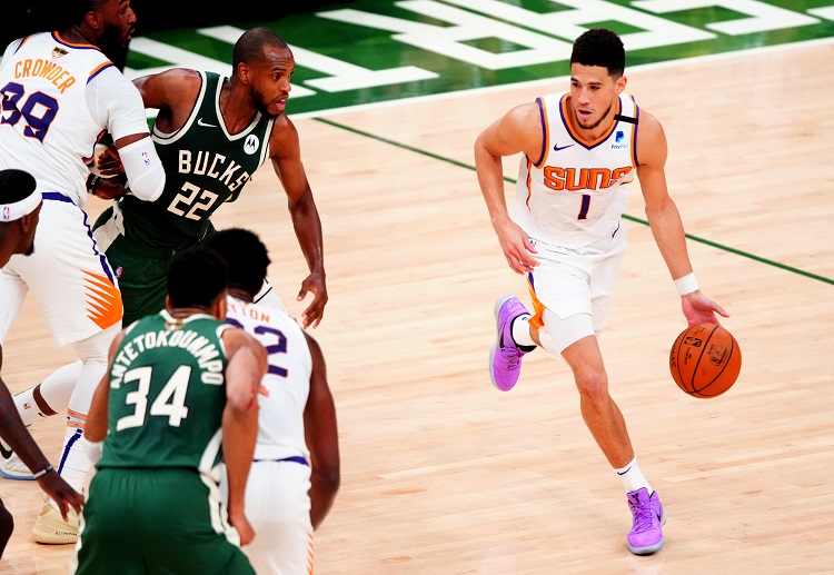 Devin Booker tampil baik Bersama Jrue Holiday dan Chris Paul di NBA 2020/ 2021.