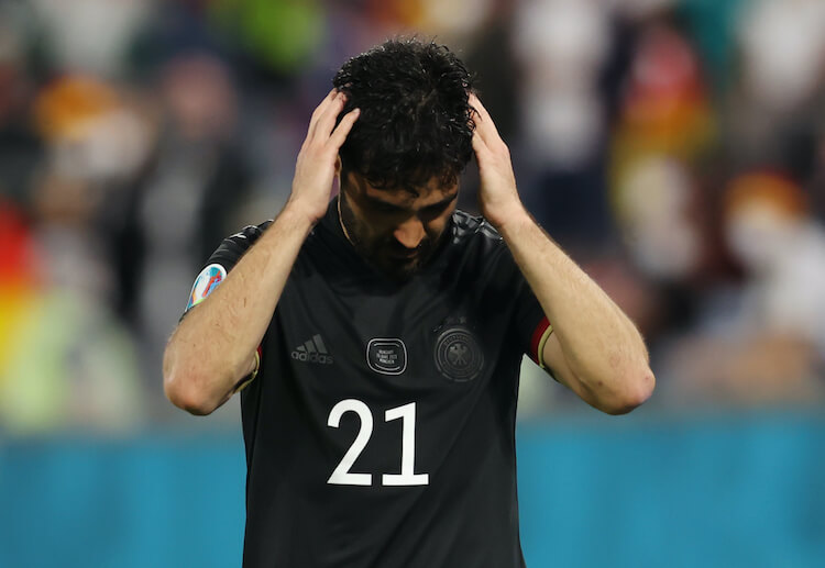 京多安正在和他的球员交谈