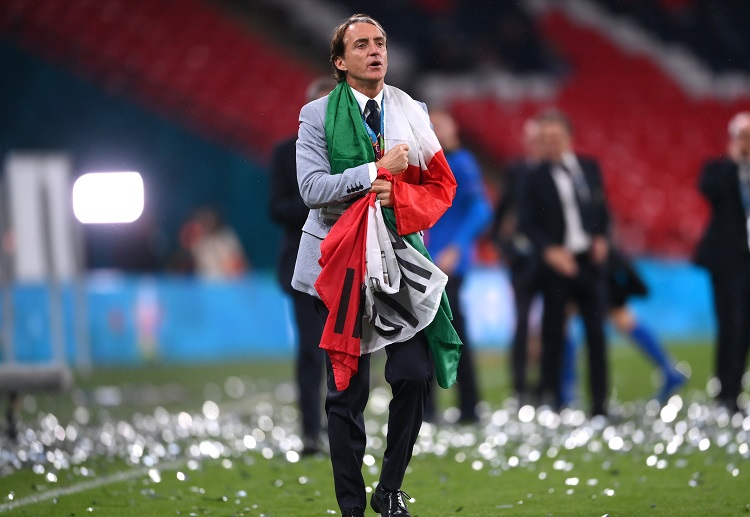 意大利的球员正在实施防守战术