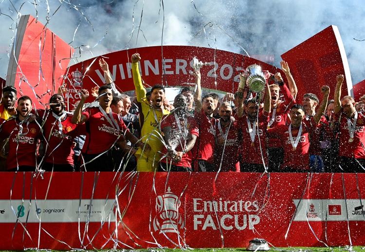 英超联赛 尽管交出一座奖杯，滕哈赫仍被曼联在新赛季早早解职。