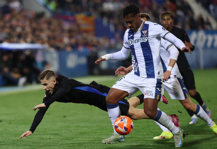 西甲联赛 莱加内斯前锋拉巴在第69分钟的头球攻门,因越位在先被裁判吹罚无效。