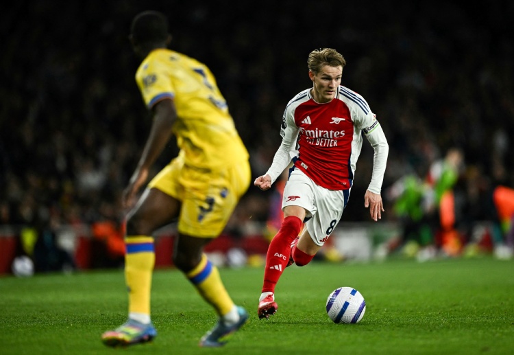 英超联赛 开场仅两分多钟，厄德高精准的任意球传中，帮助基维奥尔头球攻门得手，阿森纳迅速取得1比0的领先。