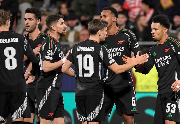 အာဆင်နယ်ဟာ ဒီရာသီ ချန်ပီယံလိဂ်မှာ ပီအက်စ်ဂျီနဲ့ ၂ ကြိမ် တွေ့ဆုံထားခဲ့ပြီး လိဂ် အဆင့်တုန်းက အိမ်ကွင်းမှာ ၂-၀ ရလဒ်နဲ့ အနိုင်ရပြီး ဆီမီးဖိုင်နယ် ပထမအကျော့မှာတော့ ၀-၁ ရလဒ်နဲ့ ပြန်ရှုံးထားပါတယ်။