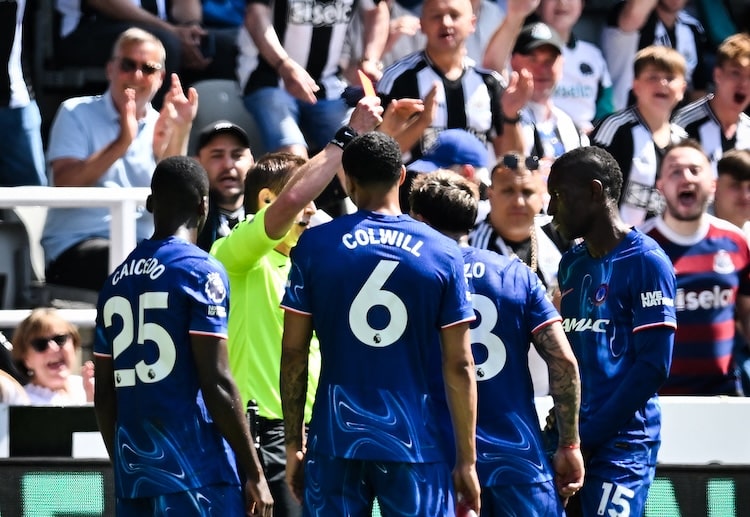 英超联赛 雅克松肘击犯规被红牌罚下，切尔西十人应战，他将停赛三场