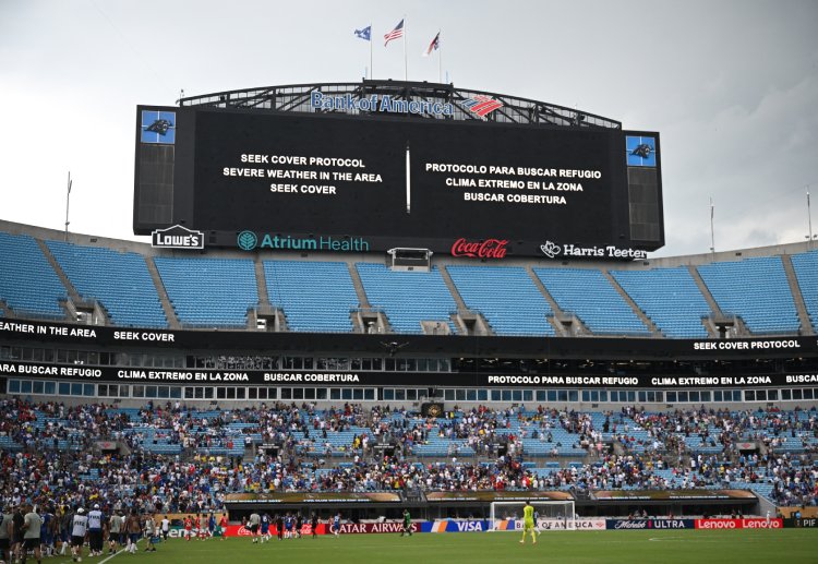 世俱杯  比赛由于天气恶劣暂停，球员们暂时离场回到更衣室