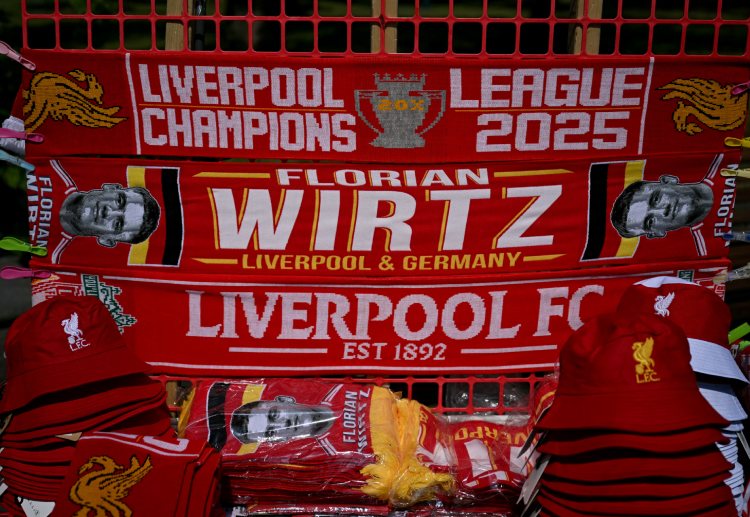 အခုတော့ ဝစ်ဇ်ရဲ့ ဖခင်က သူ့ရဲ့ သား ဖြစ်သူ ဘာကြောင့် ပရီးမီးယားလိဂ် ကလပ်ကို ရွေးချယ်ခဲ့သလို ဆိုတာ ဖြေရှင်းလာခဲ့ပြီ ဖြစ်ပါတယ်။