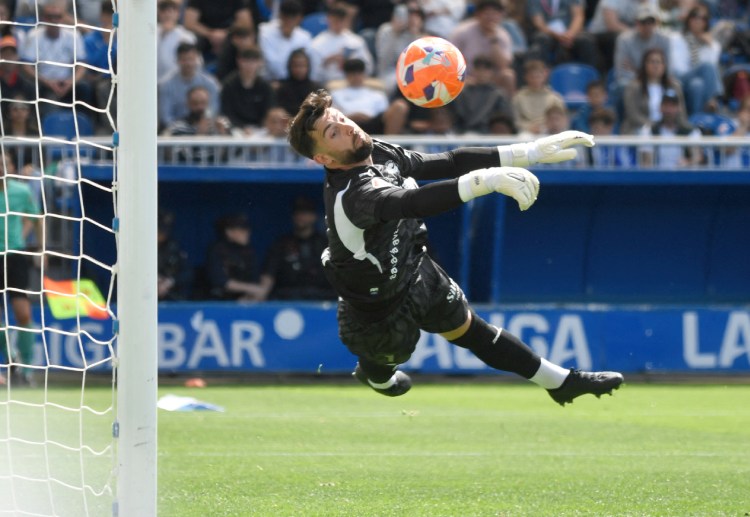 西甲联赛 阿拉维斯门将安东尼奥·西维拉奋力出击,完成解围动作。