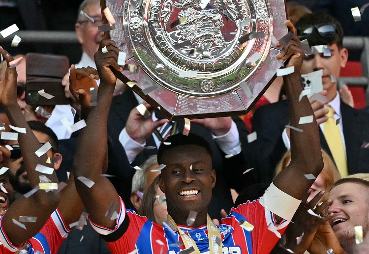 ဒါပေမယ့်လည်း အာနေး ဆလော့တ်ရဲ့ အသင်းက ပရီးမီးယားလိဂ် ရာသီသစ် မတိုင်ခင် ကစားခဲ့တဲ့ ကွန်မြူနတီဒိုင်း ပွဲစဉ် မှာတော့ ပဲလေ့စ်ကို ရှုံးနိမ့်ခဲ့ပြီး စောစောစီးစီး ဆုဖလား တစ်လုံး ရရှိနိုင်မယ့် အခွင့်အရေးနဲ့ လွဲချော်ထားခဲ့ပါတယ်။