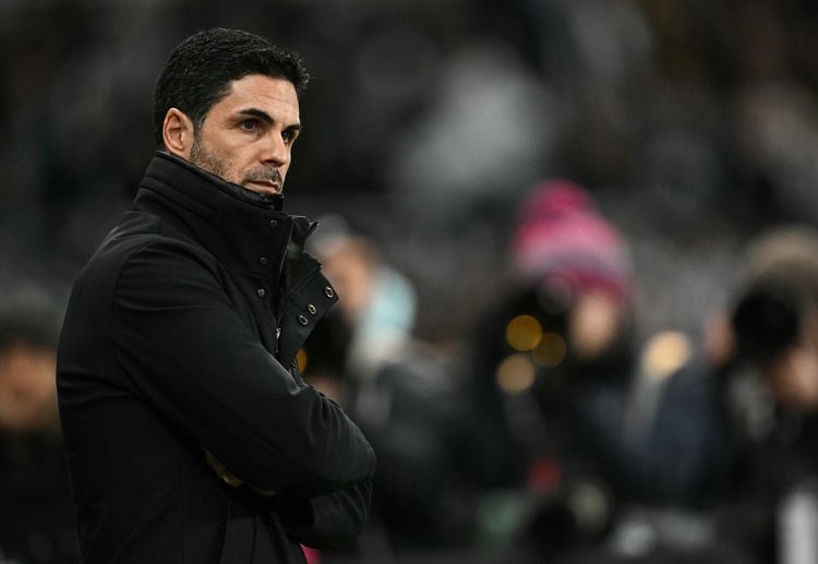 ဒါပြီးရင်တော့ အာဆင်နယ်က ပရီးမီးယားလိဂ် ရာသီသစ် အဖွင့် ပွဲစဉ် အဖြစ် မန်ချက်စတာယူနိုက်တက်နဲ့ အဝေးကွင်း ပွဲစဉ် ကစားရမှာ ဖြစ်ပါတယ်။