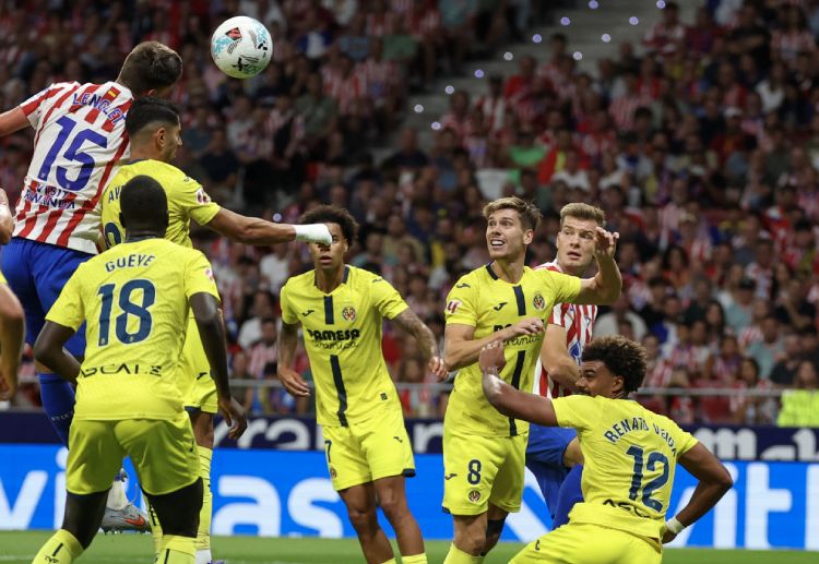 西甲联赛 朗格莱头球破门被判犯规，引发球迷不满。