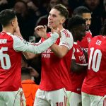 ပရီးမီးယားလိဂ် မှာတော့ အာဆင်နယ်က ပွဲစဉ် ၈ ပြီးတဲ့ အချိန်ထိ နိုင်ပွဲ ၆ ပွဲ၊ သရေ ၁ ပွဲ၊ ရှုံးပွဲ ၁ ပွဲ ရှိထားပြီး ရမှတ် ၁၉ မှတ်နဲ့ အမှတ်ပေးဇယားကို ဦးဆောင်နေပါတယ်။