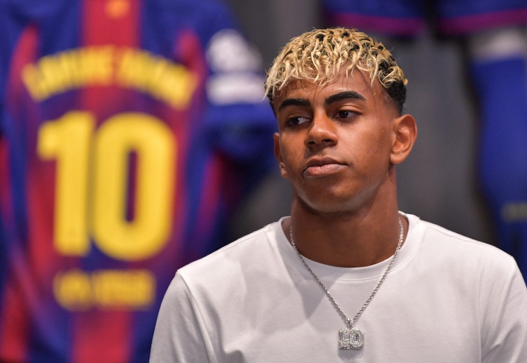 ဒါ့အပြင် ယာမယ်က ပြီးခဲ့တဲ့ ရာသီက ဘာစီလိုနာနဲ့ အတူ လာလီဂါ၊ ကိုပါဒယ်ရေးနဲ့ စပိန်စူပါဖလား တို့မှာ ချန်ပီယံ ဖြစ်ထားခဲ့ပါသေးတယ်။