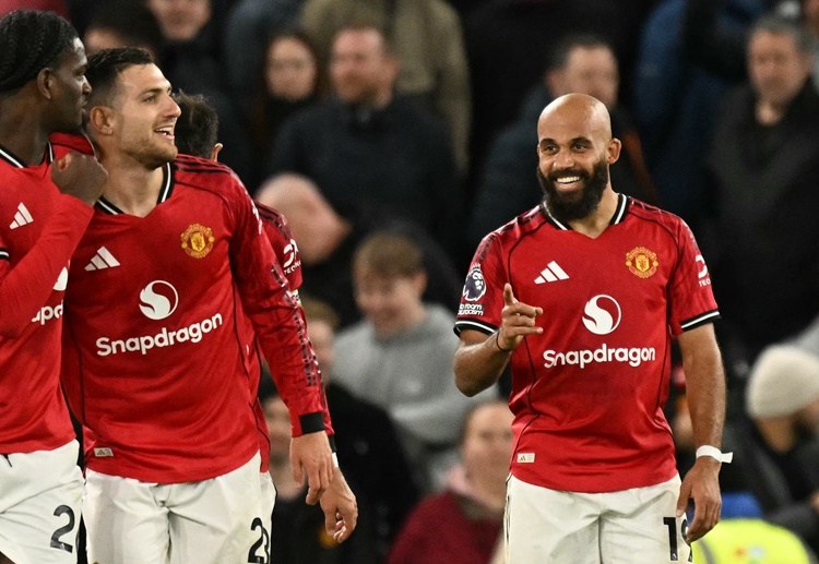 英超联赛 姆伯莫在比赛末段破门,完成梅开二度,锁定胜利。