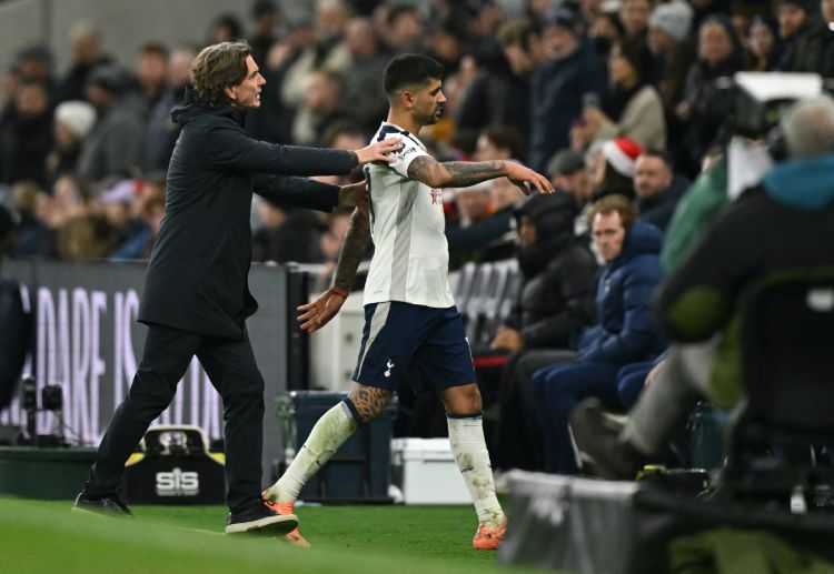 英超联赛  罗梅罗因与利物浦球员的冲撞被罚下场，热刺在剩余比赛中只剩九名球员。