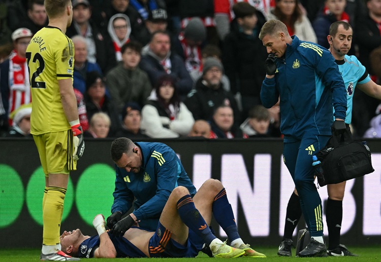 နယူးကာဆယ် နောက်ခံလူ ဒန်ဘန်းဟာ ဆန်းဒါးလန်းနဲ့ ပရီးမီးယားလိဂ် ပွဲစဉ်မှာ နံရိုးကျိုးပြီး အဆုတ်ပါထိခဲ့လို့ ရက်သတ္တပတ် ၆ ပတ်ခန့် အနားယူရဖို့ ရှိနေပါတယ်။