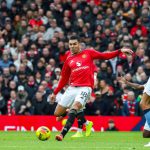 ဘရာဇီးလ်သားက မန်ချက်စတာကို ရောက်ရှိပြီး ကတည်းက ဘရူနို ဖာနန်ဒက်စ် (၁၂၇ ပွဲ) နဲ့ ဒီယိုဂို ဒါးလော့တ် (၁၁၅ ပွဲ) တို့ပြီးရင် သရဲနီတွေ အတွက် ပရီးမီးယားလိဂ်မှာ (၉၇ ပွဲ) ပွဲအများဆုံး ကစားထားသူ ဖြစ်ပါတယ်။