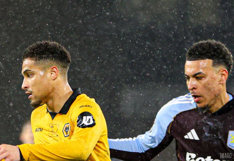 英超联赛 阿斯顿维拉客场0比2意外不敌狼队，赛后维拉球员难掩失落情绪。