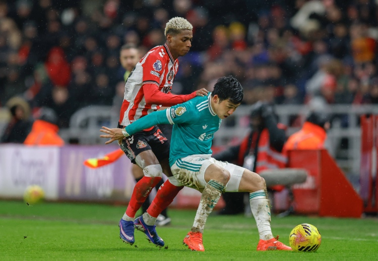 英超联赛 在完成一次关键解围后，远藤航受伤离场，由担架送出。