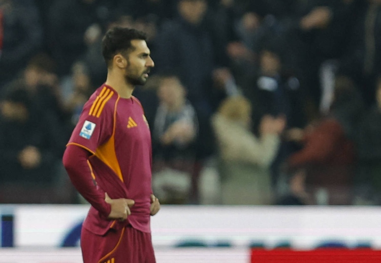 意甲联赛 罗马三战不胜，球员无奈离场。