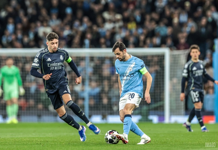 欧冠联赛 曼城队长贝尔纳多·席尔瓦在门前手球，被红牌罚下，皇马因此获得点球。