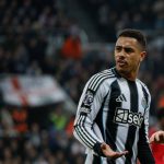 英超联赛 纽卡斯尔联中场拉姆齐禁区内假摔领到第二黄牌，少一人作战仍顽强坚持。