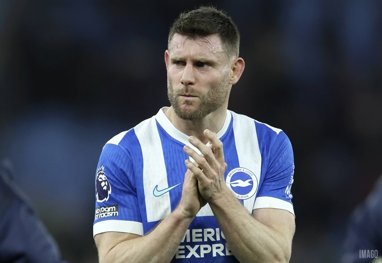 သူဟာ လက်ရှိ ပရီးမီးယားလိဂ်မှာ ကစားနေဆဲ ကစားသမားတွေထဲက ထိပ်သီး အယောက် ၂၀ စာရင်းဝင်တဲ့ တစ်ဦးတည်းသောသူ ဖြစ်ပါတယ်။