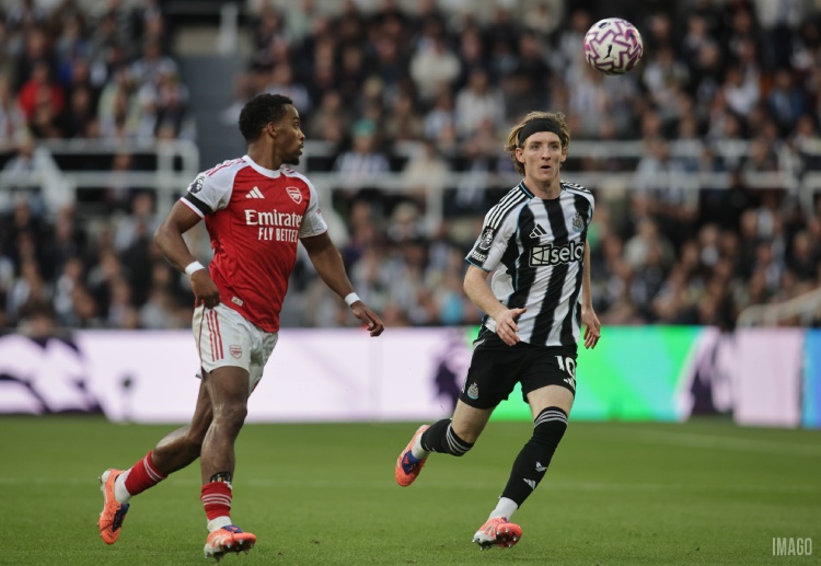 Anthony Gordon challenges Jurrien Timber in Newcastle’s Premier League showdown with Arsenal