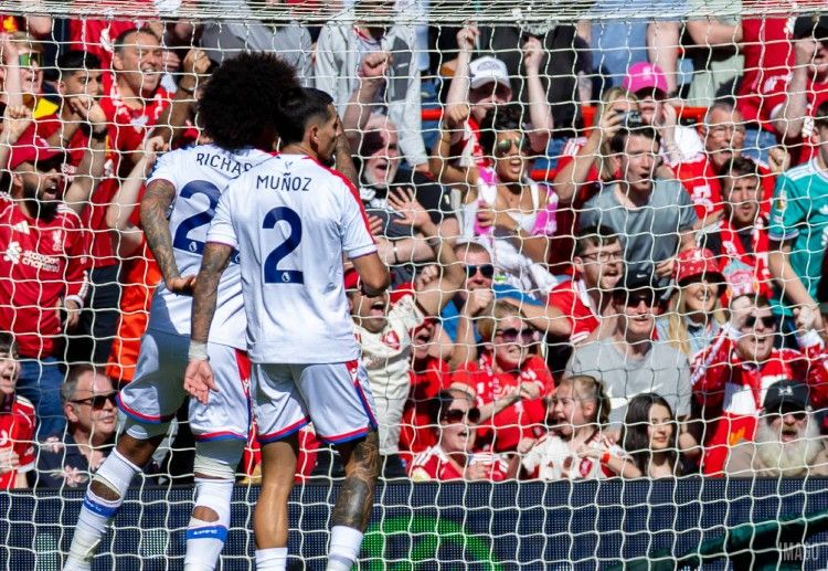 英超联赛 穆尼奥斯在禁区外起脚吊射，将球送入空门，为水晶宫破门。