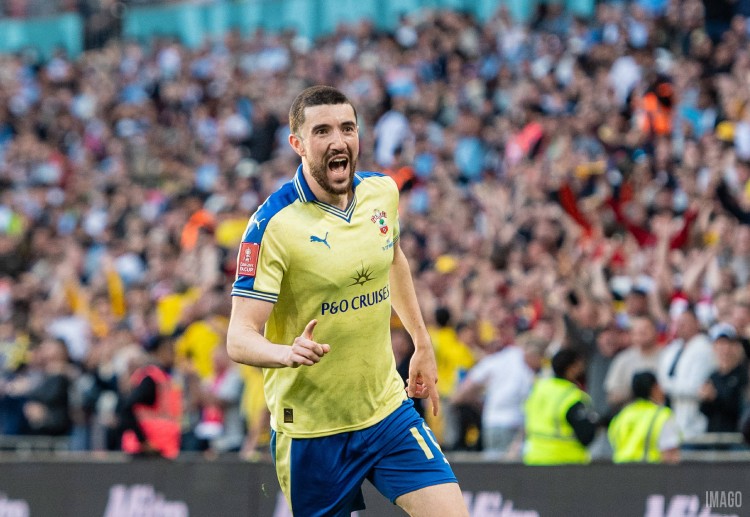 英足总杯  阿扎兹一脚远射得手，助南安普顿打破僵局。