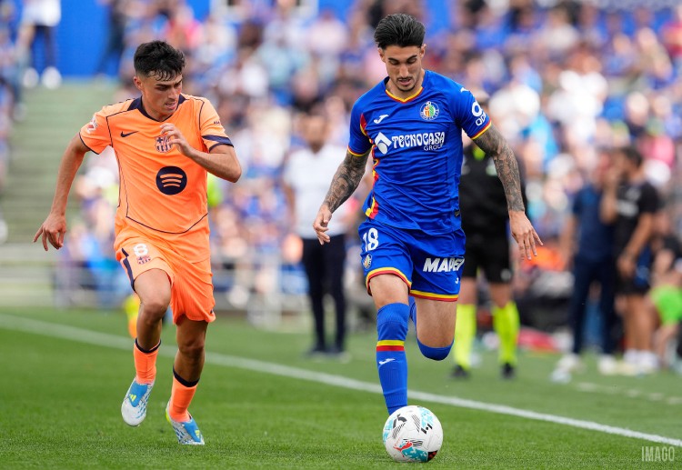 西甲联赛 佩德里被换下瞬间，主场球迷纷纷起立致意。