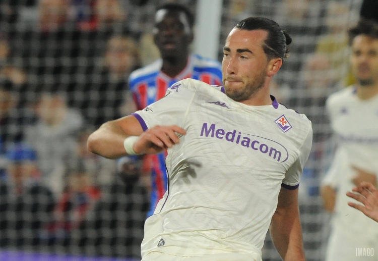 欧会杯 水晶宫主场3比0大胜佛罗伦萨，球员们赛后激情庆祝胜利。