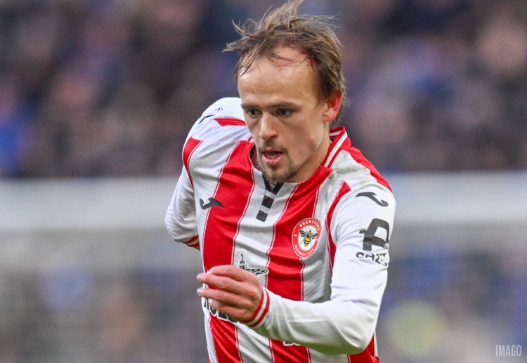 英超联赛  达姆斯高在比赛中完成一脚远距离射门。