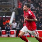 英超联赛 内科·威廉姆斯禁区外远射破门，帮助诺丁汉森林将比分扳为1比1。