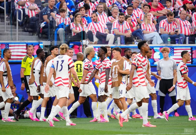 ဒါ့အပြင် အမေရိကန်အသင်းဟာ ကမ္ဘာ့ဖလား သမိုင်းတစ်လျှောက် ဥရောပထိပ်သီးလိဂ် (၅) ခုစလုံးက ကစားသမားတွေကို ပထမဆုံးအကြိမ် ပွဲထွက် လူစာရင်းမှာ စုံစုံလင်လင် ထည့်သွင်း အသုံးပြုခဲ့တာပါ။